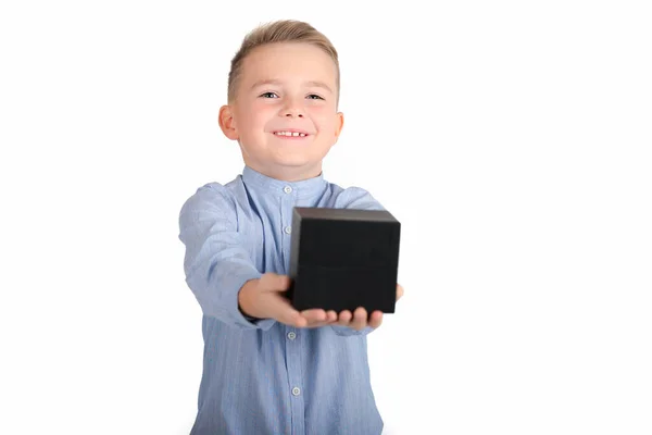 Sorrindo Menino Loiro Caucasiano Camisa Azul Detém Caixa Preta Box — Fotografia de Stock