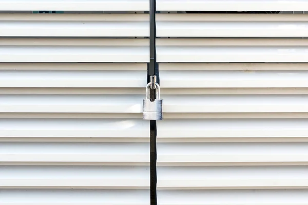 Puerta Metálica Ondulada Blanca Edificio Industrial Con Candado Cerrado Durante — Foto de Stock