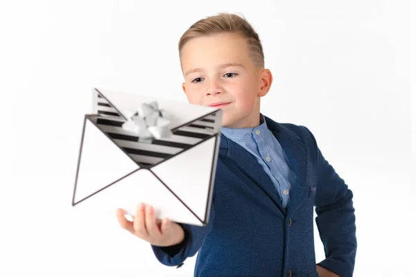 Elegante Bonito Com Uma Jaqueta Azul Caucasiano Jovem Menino Segura — Fotografia de Stock