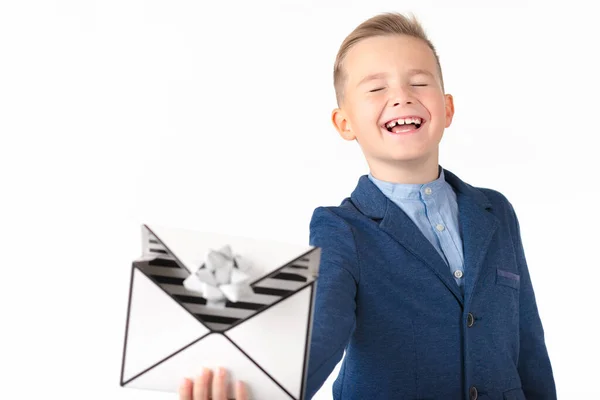 Sorrindo Bonito Com Uma Jaqueta Azul Caucasiano Jovem Menino Segura — Fotografia de Stock