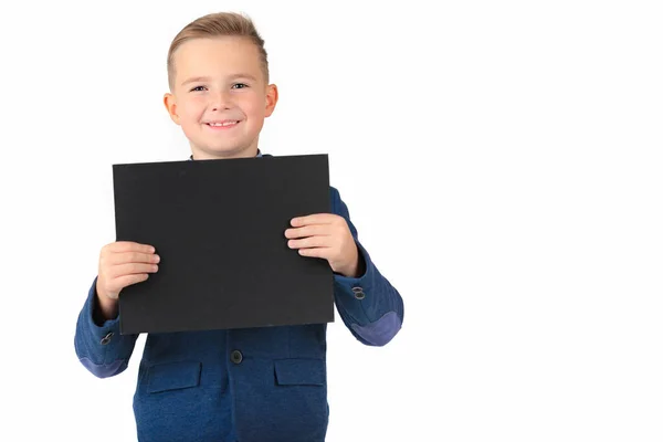 Glücklich Aufgeregt Kaukasischen Jungen Zeigt Und Zeigt Leere Schwarze Tafel — Stockfoto