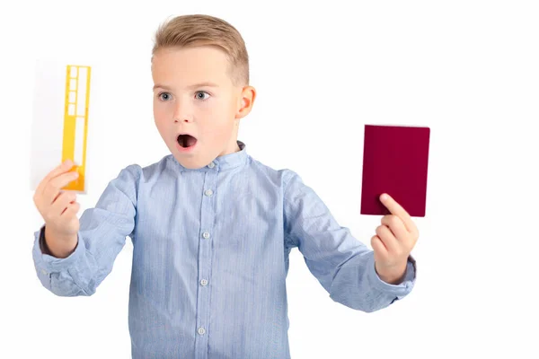 Europeu Sorrindo Menino Surpreso Azul Camisa Segurar Bilhete Passaporte Isolado — Fotografia de Stock