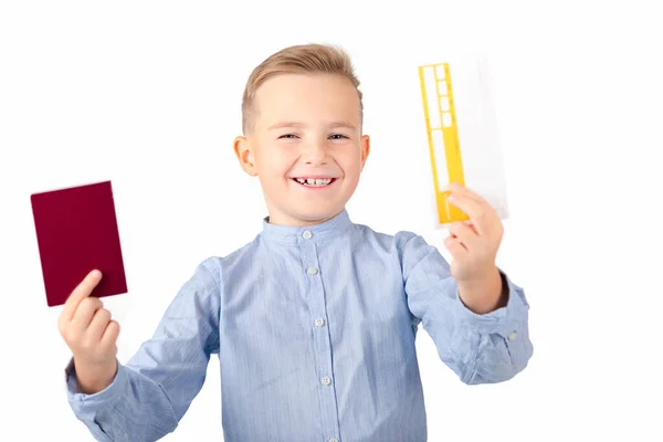 Europeu Sorrindo Menino Surpreso Azul Camisa Segurar Bilhete Passaporte Isolado — Fotografia de Stock