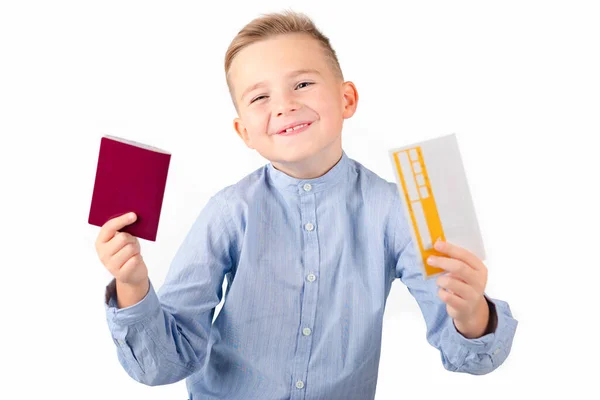 Europeu Sorrindo Menino Surpreso Azul Camisa Segurar Bilhete Passaporte Isolado — Fotografia de Stock