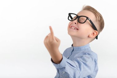 Gözlüklü, mavi tişörtlü, taş hareketli genç beyaz çocuk. Stüdyo portresi, beyaz duvar..