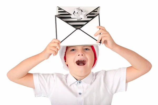 Kind Mit Weihnachtsgeschenkbox Auf Dem Kopf Isoliert Auf Weißem Hintergrund — Stockfoto