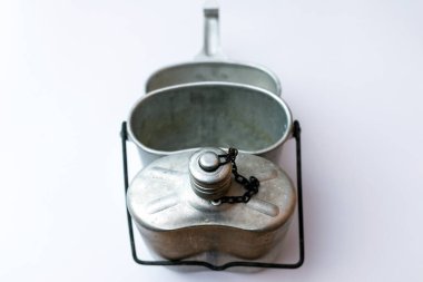 Üst düzey askerler bir taşla üç kuş vurur, çorba içer ve içerler. beyaz kağıt arkaplan.