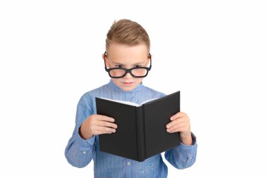 Şirin, ciddi bir öğrenci kitap okuyor ve stüdyoda tek başına dikilirken gözlük takıyor.