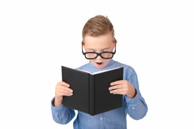 Ağzı açık liseli çocuk kitap okuyor ve stüdyoda beyazların üzerinde tek başına dururken gözlük takıyor.