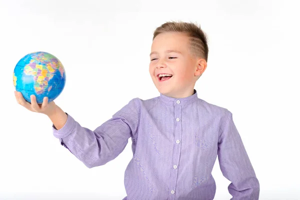 Speelse Jonge Kaukasische Schooljongen Met Een Wereldbol Witte Studio Achtergrond — Stockfoto