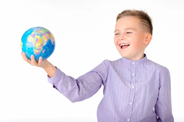 Speelse Jonge Kaukasische Schooljongen Met Een Wereldbol Witte Studio Achtergrond — Stockfoto