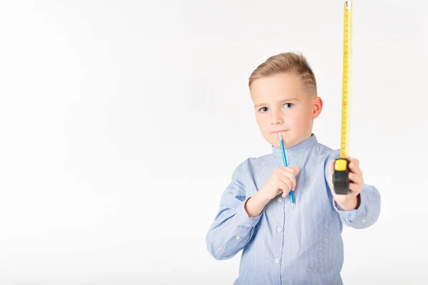 Niño Estira Ruleta Lápiz Algo Está Pensando Desarrollo Educación Infantil — Foto de Stock