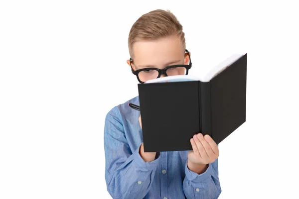 白い背景にノートのペンを手にした魅力的な白人の少年 眼鏡をかけた少年 子供は学校に行く準備ができています — ストック写真