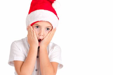 Noel zamanı - Noel Baba şapkalı çocuk beyaz arka planda izole edilmiş