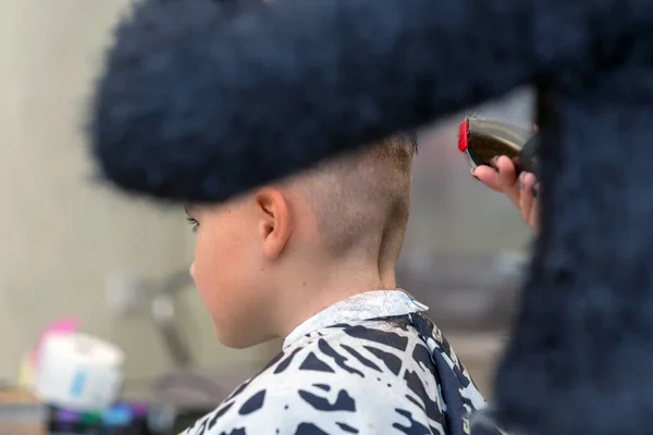 Seitenansicht Glücklicher Junge Sitzt Mit Nassen Haaren Friseursalon Und Schneidet — Stockfoto