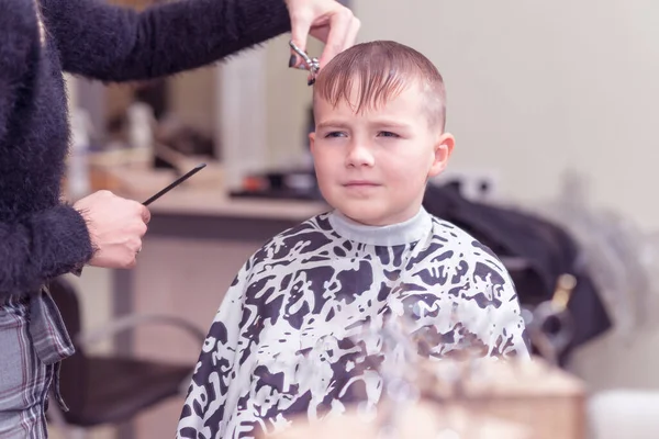 Jeune Garçon École Obtient Coiffure Coiffeur Barbershop Image Par Miroir — Photo