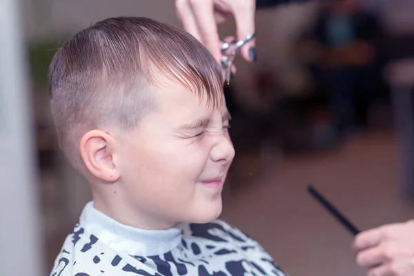 Mignon Jeune Écolier Caucasien Obtenir Une Coupe Cheveux Coiffure Salon — Photo