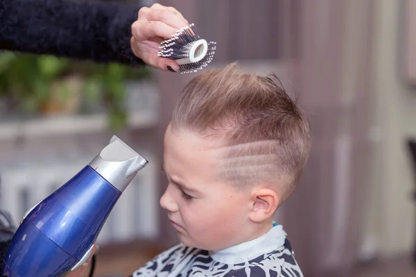 Seitenansicht Friseur Beim Föhn Friseur Macht Dem Kaukasischen Jungen Friseursalon — Stockfoto