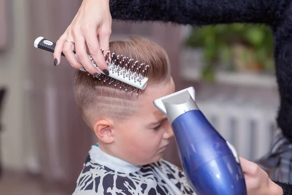 Seitenansicht Friseur Beim Föhn Friseur Macht Dem Kaukasischen Jungen Friseursalon — Stockfoto
