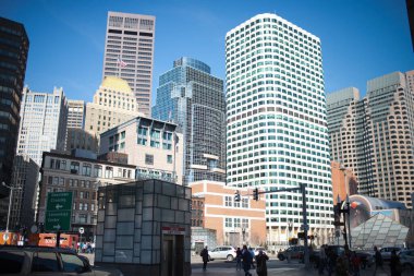 Boston, MA - 20 Şubat 2018: Güney İstasyonu 'nun dışında güzel gökdelenler arasında turist kalabalığı..