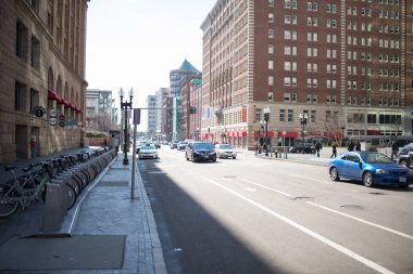 Boston, MA - 20 Şubat 2018: Güney İstasyonu 'nun dışında güzel gökdelenler arasında turist kalabalığı..