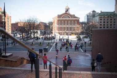 BOSTON, MA - 20 Şubat 2018. Faneuil Hall 'da turist ve yerel halktan oluşan bir kalabalık var. İnsanlar gün batımında yol kenarına gidiyor..