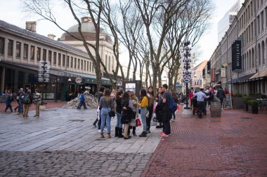 BOSTON, MA - 20 Şubat 2018. Faneuil Hall 'da turist ve yerel halktan oluşan bir kalabalık var. İnsanlar gün batımında yol kenarına gidiyor..