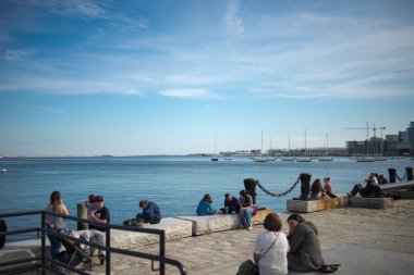 BOSTON, ABD - 20 Şubat 2018. Botlar Long Wharf, Boston 'da bir sabah bağlandı. Boston, Massachusetts, ABD.