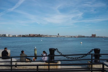 BOSTON, ABD - 20 Şubat 2018. Botlar Long Wharf, Boston 'da bir sabah bağlandı. Boston, Massachusetts, ABD.