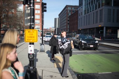 Boston, Massachusett - 20 Şubat 2018. Şehrin kışın sokakları. İnsanlar sokakta yürüyorlar..