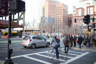 Boston, Massachusett - 20 Şubat 2018. Şehrin kışın sokakları. İnsanlar sokakta yürüyorlar..