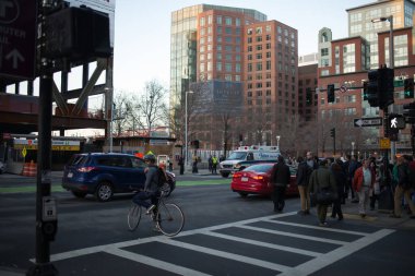 Boston, Massachusett - 20 Şubat 2018. Şehrin kışın sokakları. İnsanlar sokakta yürüyorlar..