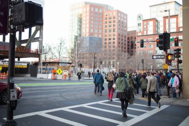Boston, Massachusett - 20 Şubat 2018. Şehrin kışın sokakları. İnsanlar sokakta yürüyorlar..