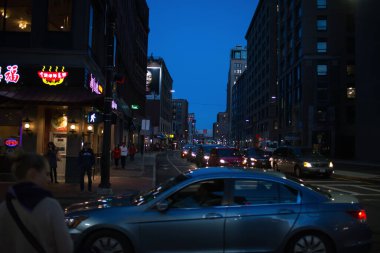 BOSTON, ABD - 20 Şubat 2018. İnsanlar Boston 'da Çin Mahallesi' ni ziyaret ediyor. Boston 'un New England bölgesindeki Çin Mahallesi akşam geç saatlerde.