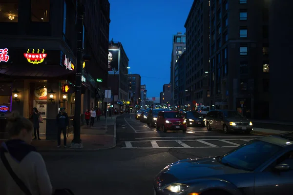 ボストン 2018年2月20日 人々はボストンのチャイナタウンを訪れる 夜遅くにアメリカのニューイングランド地域のボストンのチャイナタウン — ストック写真