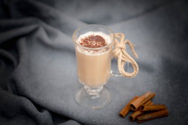 Geleneksel kış eggnog 'u cam bardakta, sütlü, tarçınlı, kremalı ve çikolatalı gri örtülü, tarçınlı. Kafe menüsü reklamı. Kahve..