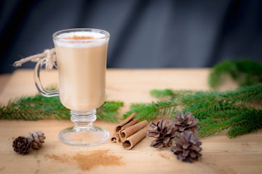Çikolatalı Martini Kokteyli ya da tarçınlı eggnog ve maun arka planda Noel için camlı çikolata. Kış tatilleri için ev yapımı kokteyl. Kapatın..