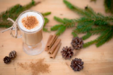 Çikolatalı martini kokteyli ya da tarçınlı eggnog ve maun arka planda noel için çikolatalı çikolata. Kış tatili için ev yapımı kokteyl..