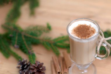 Çikolatalı martini kokteyli ya da tarçınlı eggnog ve maun arka planda noel için çikolatalı çikolata. Kış tatili için ev yapımı kokteyl..