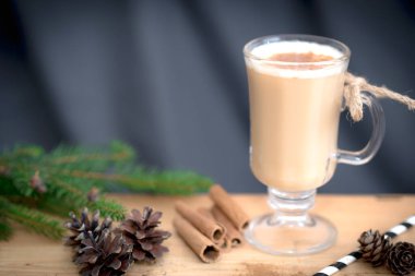 Çikolatalı Martini Kokteyli ya da tarçınlı eggnog ve maun arka planda Noel için camlı çikolata. Kış tatilleri için ev yapımı kokteyl. Kapatın..
