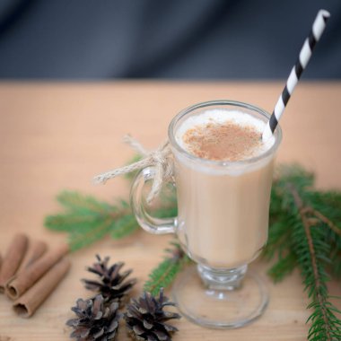 Çikolatalı Martini Kokteyli ya da tarçınlı eggnog ve maun arka planda Noel için camlı çikolata. Kış tatilleri için ev yapımı kokteyl. Kapatın..