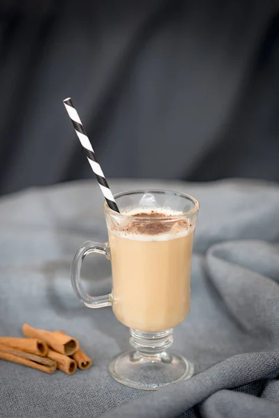 Traditionele Wintereierpunch Met Melk Rum Kaneel Bestrooi Chocolade Selectieve Focus — Stockfoto