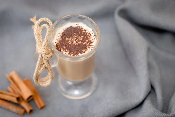 Geleneksel Kış Eggnog Cam Bardakta Sütlü Tarçınlı Kremalı Çikolatalı Gri — Stok fotoğraf