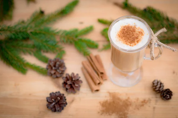 Çikolatalı Martini Kokteyli Tarçınlı Eggnog Maun Arka Planda Noel Için — Stok fotoğraf