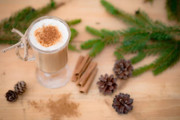 Çikolatalı Martini Kokteyli Tarçınlı Eggnog Maun Arka Planda Noel Için — Stok fotoğraf