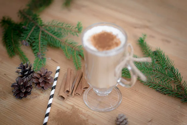 Çikolatalı Martini Kokteyli Tarçınlı Eggnog Maun Arka Planda Noel Için — Stok fotoğraf