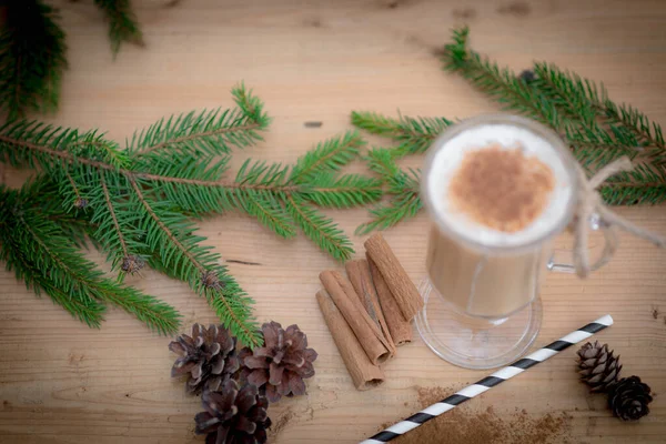 Top View Σοκολάτα Martini Cocktail Eggnog Κανέλα Και Σοκολάτα Ποτήρι — Φωτογραφία Αρχείου