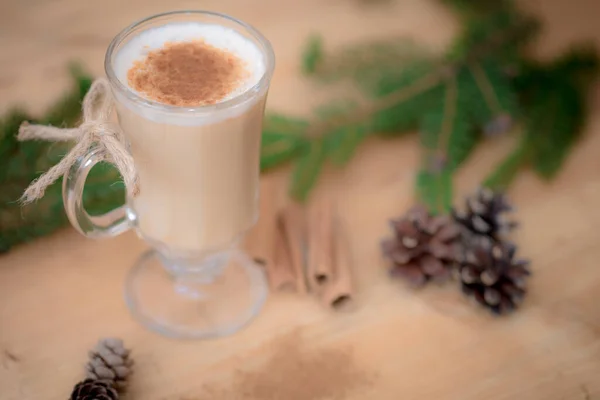 Çikolatalı Martini Kokteyli Tarçınlı Eggnog Maun Arka Planda Noel Için — Stok fotoğraf