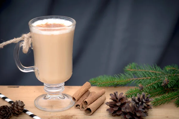 Çikolatalı Martini Kokteyli Tarçınlı Eggnog Maun Arka Planda Noel Için — Stok fotoğraf