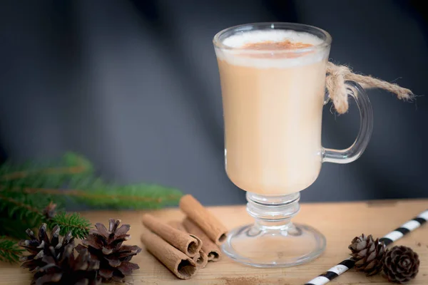 Çikolatalı Martini Kokteyli Tarçınlı Eggnog Maun Arka Planda Noel Için — Stok fotoğraf